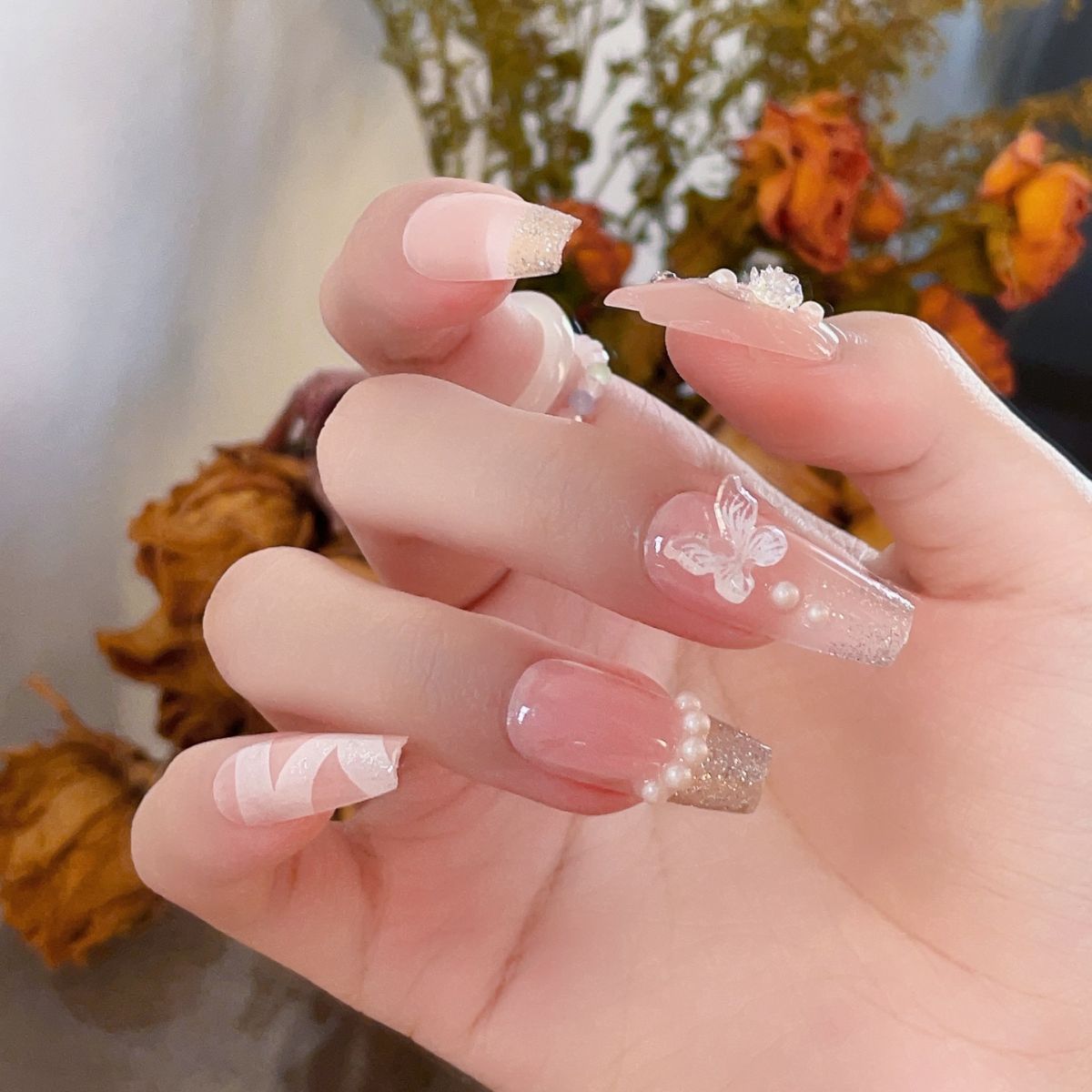 Kunstnägel mit glamourösem Perlen- und Glitzerdesign Brehn