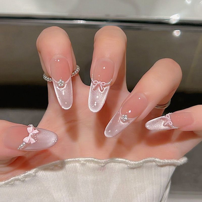 Künstlerische Stiletto Press-On Nagelkunst mit schimmernden Akzenten Brehn