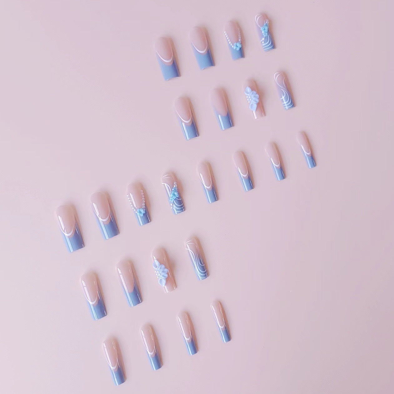 Kunstnagelset mit zarten floralen Akzenten und eleganten Verzierungen Brehn
