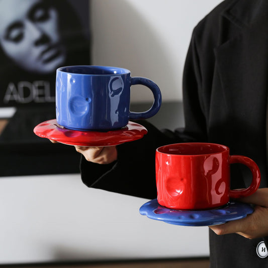 Keramik-Kaffeetassen-Set mit strukturierter Reliefoberfläche und gewellter Untertasse