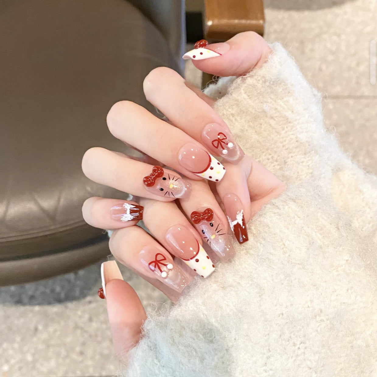 Künstlerisches Press-On-Nagelset mit skurrilen Feiertagsdesigns Brehn