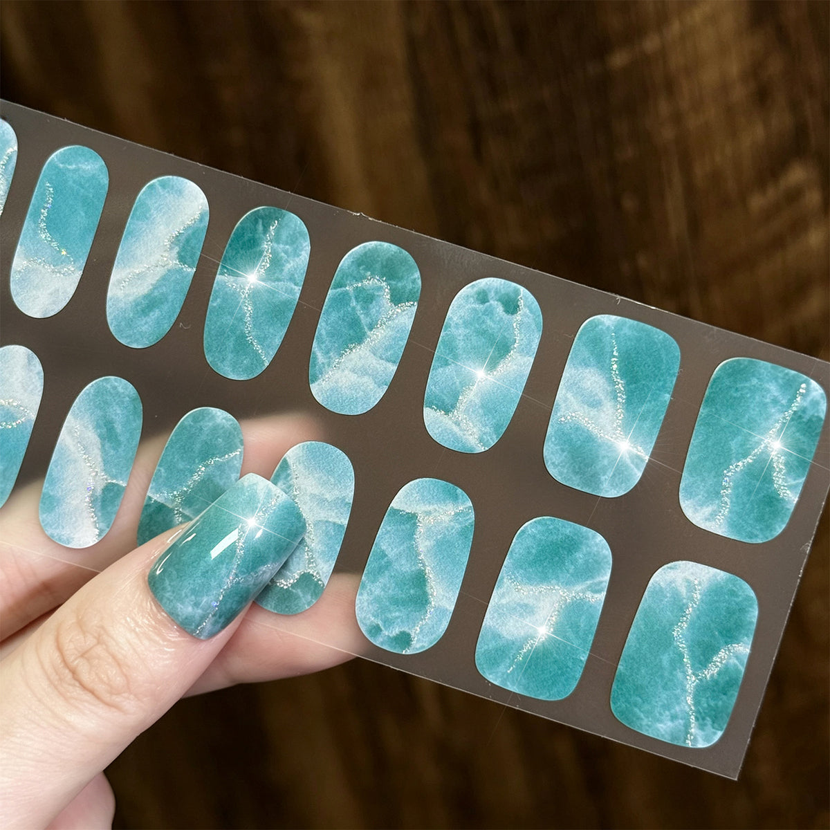 Künstlerische Aquarell-Nagelwickel