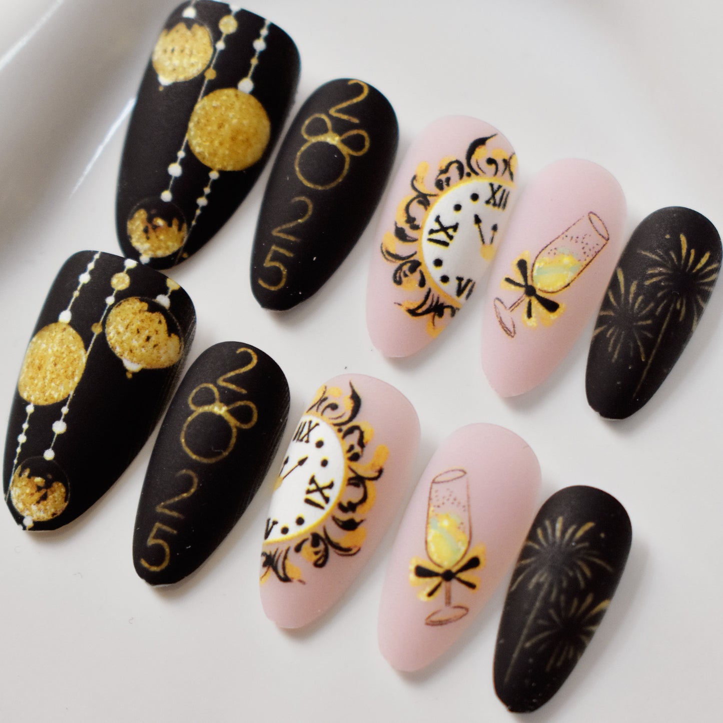 Festliche Neujahrs thematische Press-On Nail Art Brehn