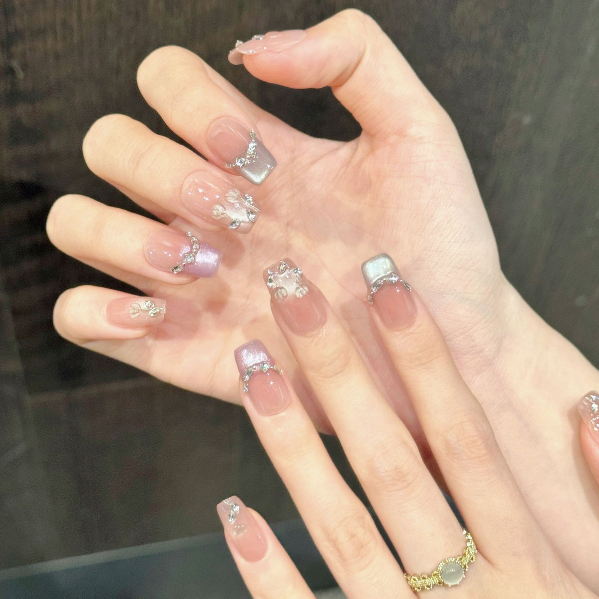 Dekoratives Press-On Nagelkunstset mit Strass- und Blumenakzenten