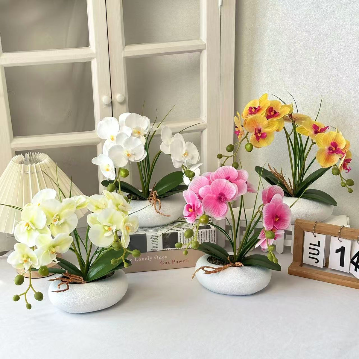 Lebensechte Orchideenblumenstrauß-Anordnung