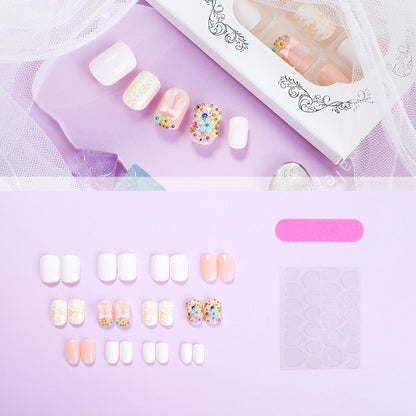 Elegantes Kunstnagelset mit bunten Akzenten Brehn