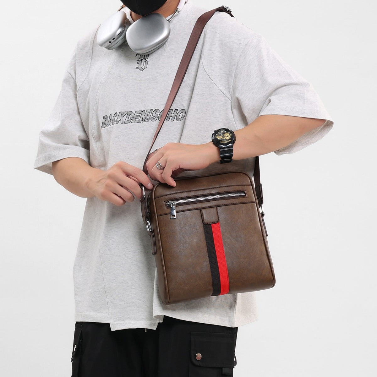 Trendige strukturierte Crossbody-Tasche