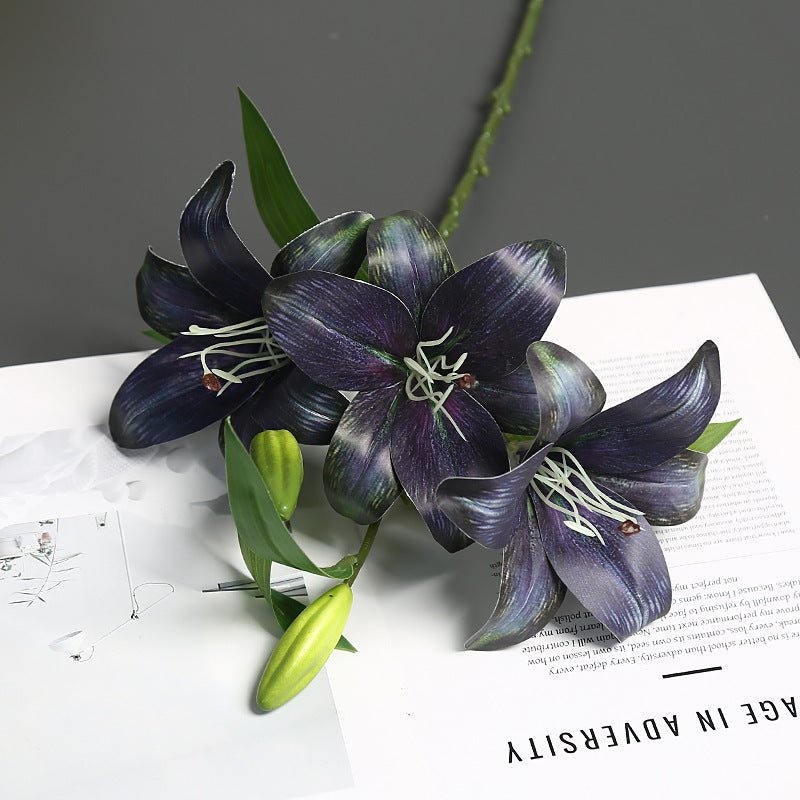 Lebensechte Lilienstängel-Anordnung