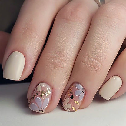 Kunstvolle Nagelgestaltung mit floralen Details Brehn