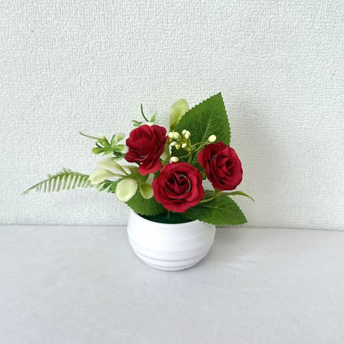 Lebensechte Blumenarrangement in dekorativem Topf für die Wohnkultur