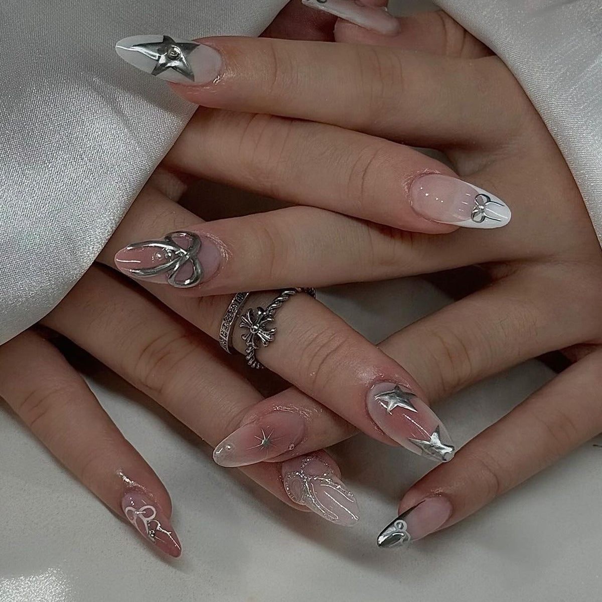 Kunstvolle Nagelverlängerungen mit eleganten 3D-Verzierungen Brehn