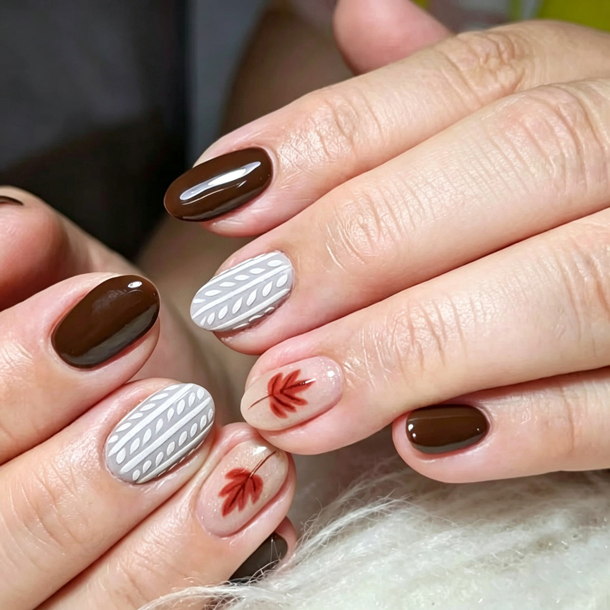 Künstlerisches Press-On Nagelkunstset mit Blatt- und geometrischen Mustern Brehn