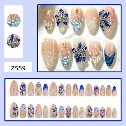 Elegantes Nagelkunst-Set mit Floralen Applikationen Brehn