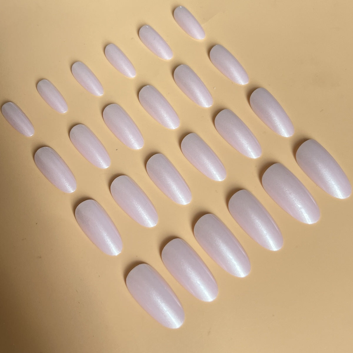 Elegante Mandelgeformte Press-On Nagelerweiterungen Brehn