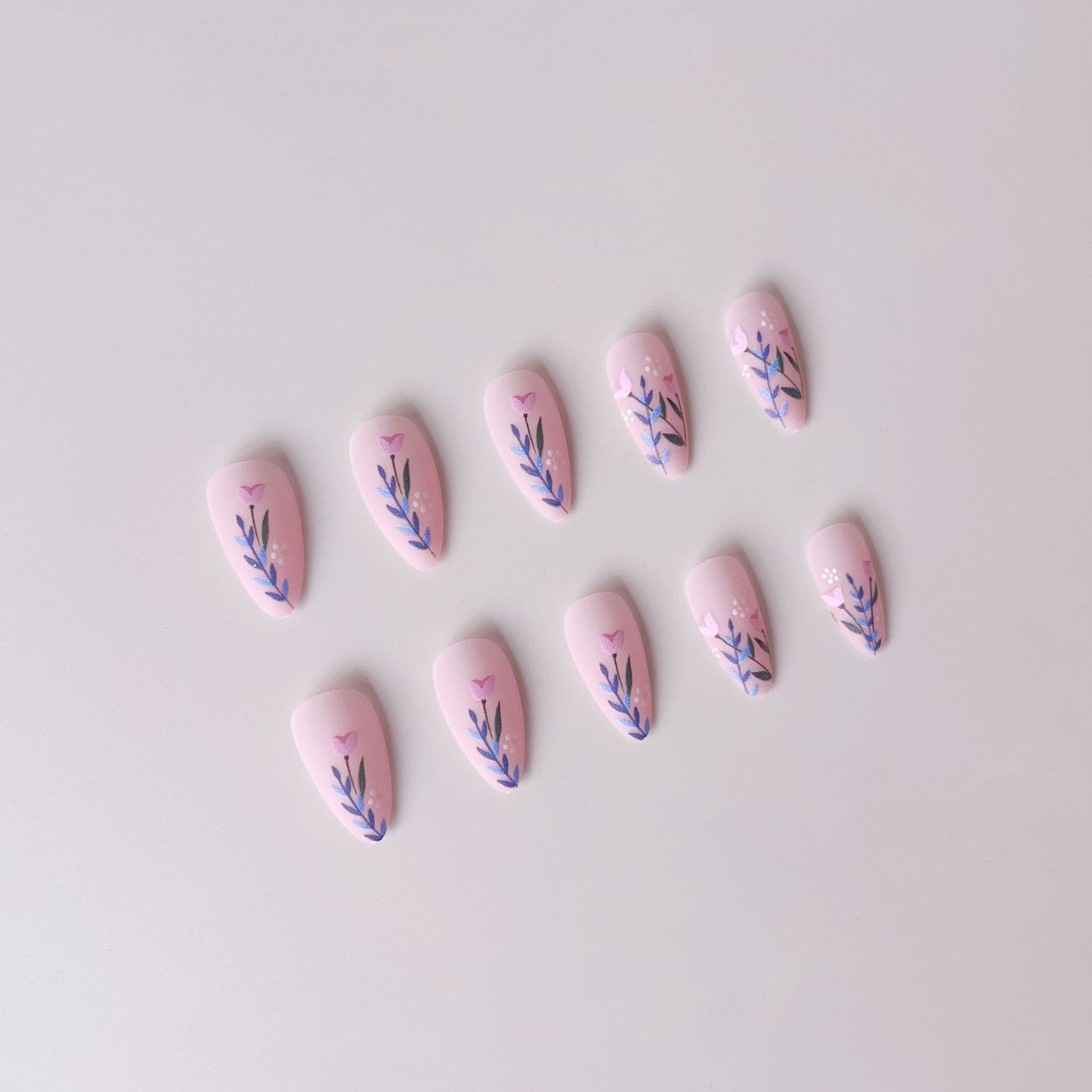 Kunstnagelset mit floralen Motiven und verzierten Akzenten Brehn