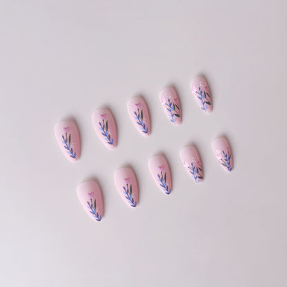 Kunstnagelset mit floralen Motiven und verzierten Akzenten Brehn