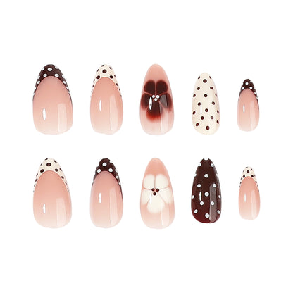 Kunstvolle Nailart mit floralem Design und verschiedenen Mustern Brehn