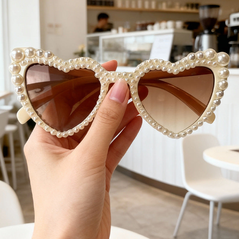 Herzförmige Sonnenbrille mit Perlendetails Brehn
