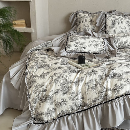 Bettwäschegarnitur im Toile-de-Jouy‑Stil mit gerafftem Volant und Zierkante