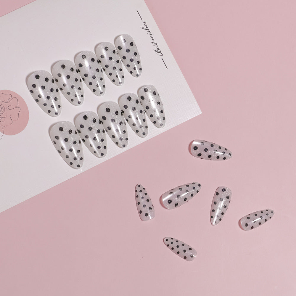 Künstlerisches Press-On Nagelset mit gepunktetem Design Brehn