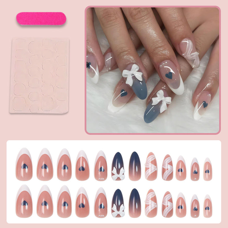 Kunstnagelset mit eleganten Schleifen und herzförmigen Akzenten Brehn