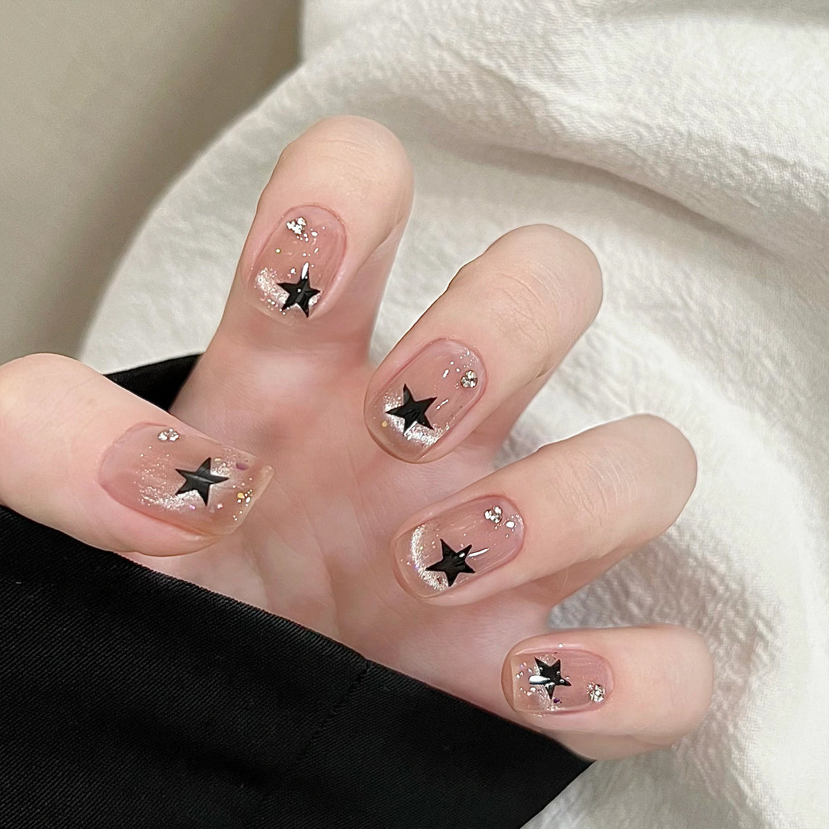 Kunstvolle Acryl-Nägel mit glamourösen Sternen-Motiven Brehn