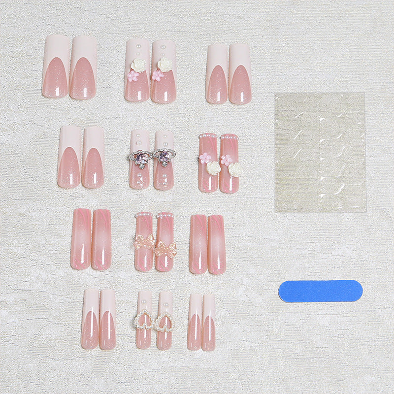 Kunstvolle Nagelspitzen mit Perlen- und Schleifenmotiven Brehn