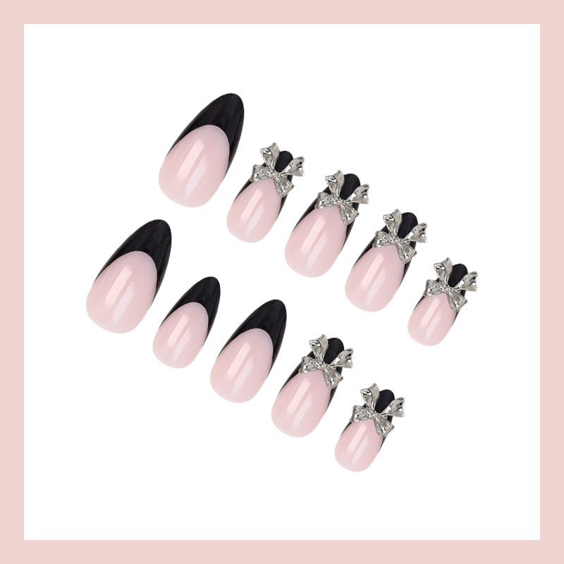 Kunstnagelset mit eleganten Spitzen und kunstvollen Verzierungen Brehn