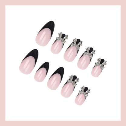 Kunstnagelset mit eleganten Spitzen und kunstvollen Verzierungen Brehn