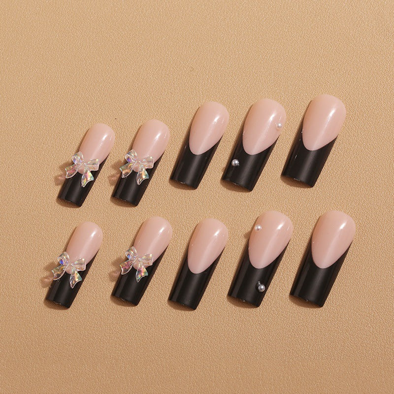 Kunstnagelverzierung mit eleganten Schleifen und Strass Brehn