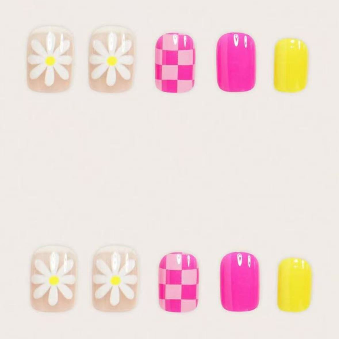Kunstnagelset mit verspieltem Blumen- und Karomuster Brehn