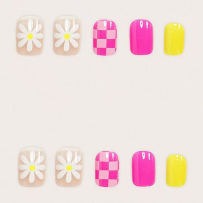Kunstnagelset mit verspieltem Blumen- und Karomuster Brehn
