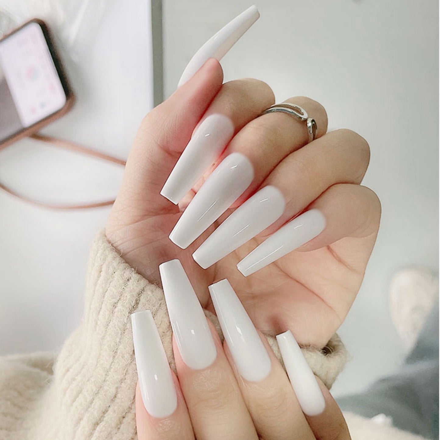 Kunstnagelset mit eleganten Spitzen und glänzendem Finish Brehn