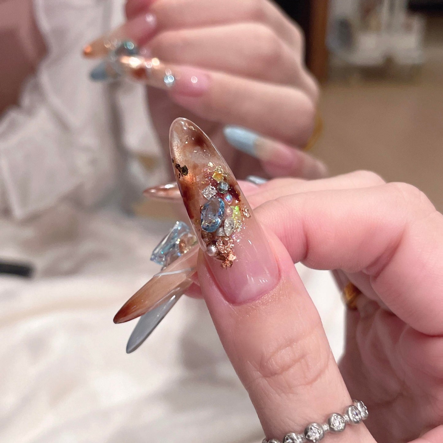 Glamouröse Kunstnägel mit Glitzerakzenten Brehn