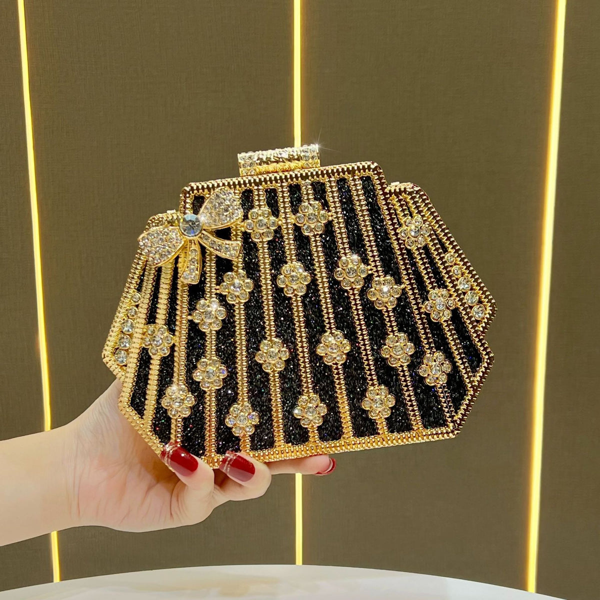 Glamouröse mit Strass verzierte Abend-Clutch
