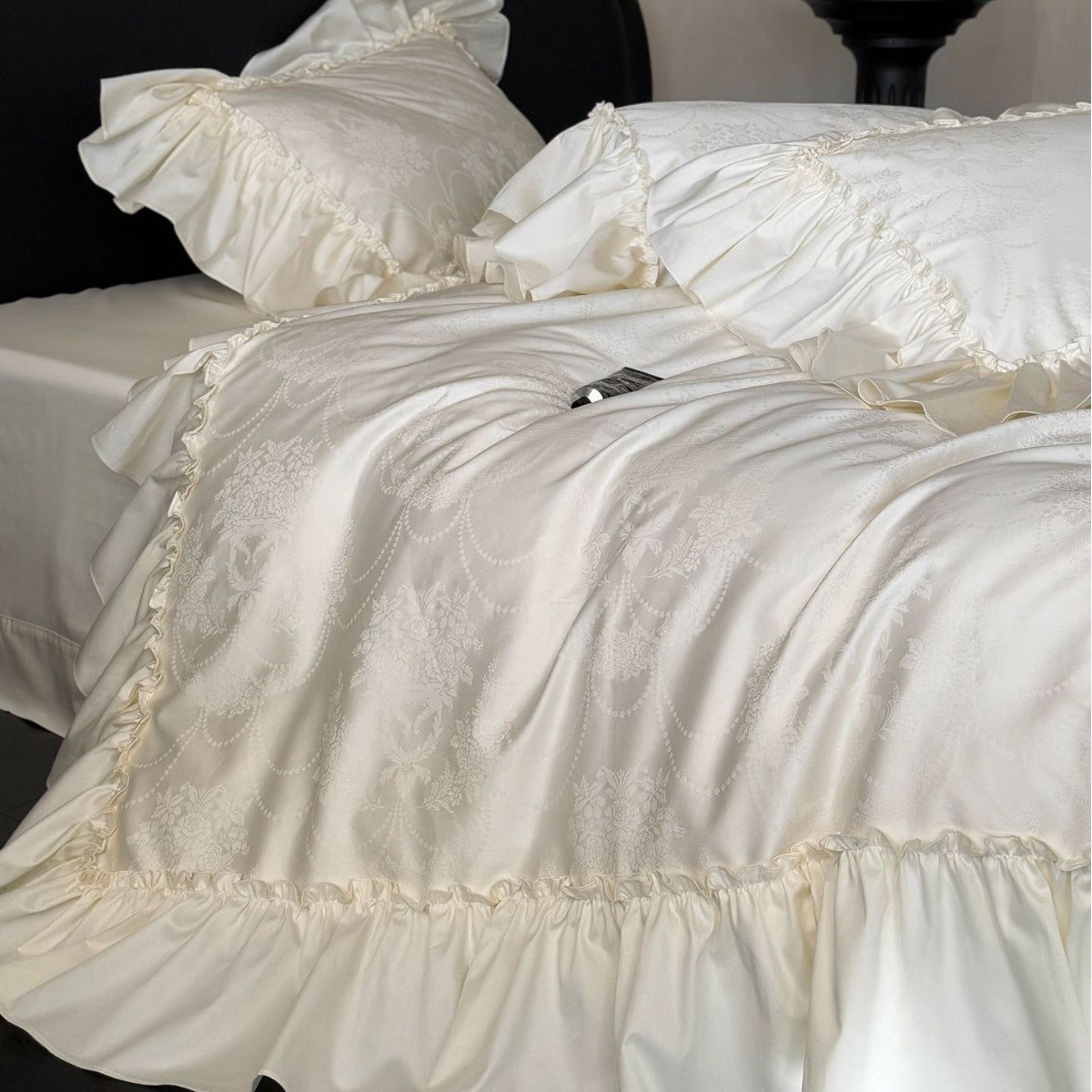 Rüschige Luxus-Baumwoll-Satin-Bettwäsche mit frillenden Dekokissenbezügen