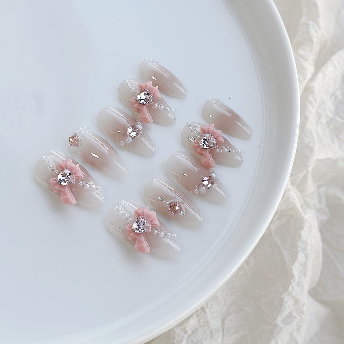 Dekoratives Acryl Press-On-Nagelset mit elegantem Bogen und Schmuckakzenten