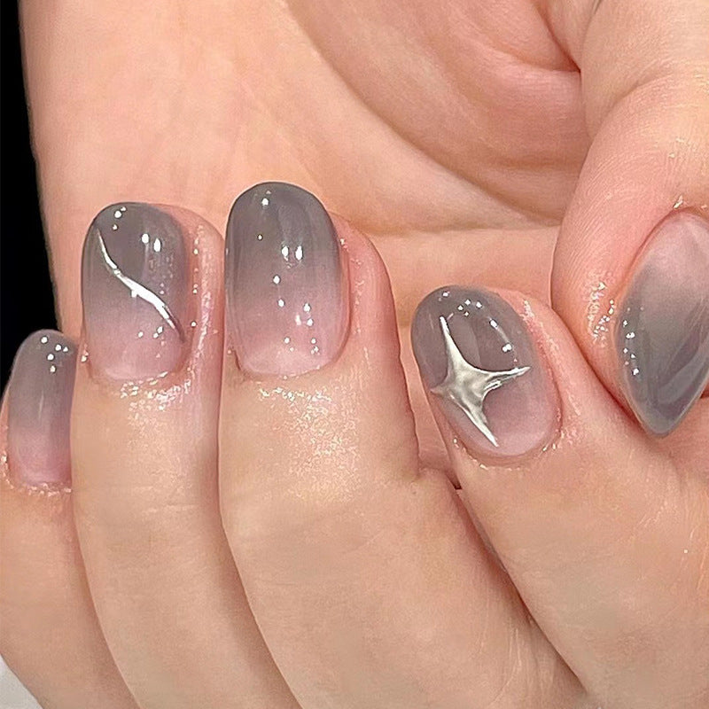 Künstliche Nagelkunst mit elegantem Ombre-Design und reizvollen Akzenten Brehn