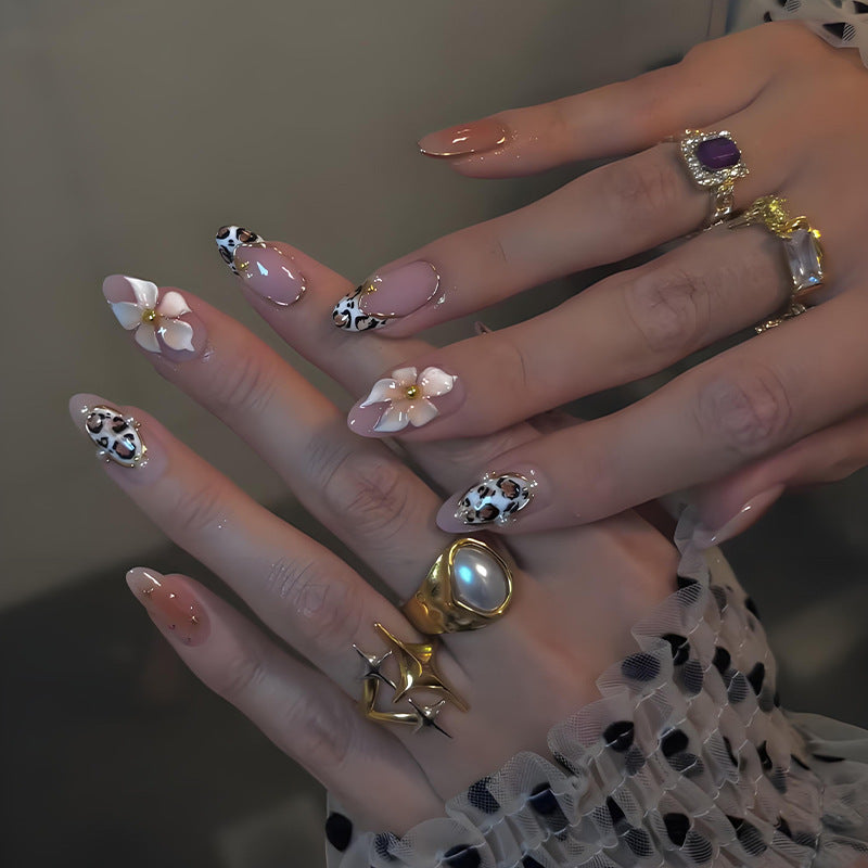 Kunstnagelset mit floralen und tierischen Akzenten Brehn