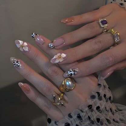 Kunstnagelset mit floralen und tierischen Akzenten Brehn