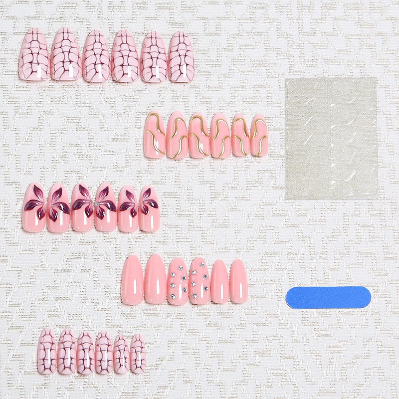 Kunstnagelset mit glamourösem Design und funkelnden Akzenten Brehn