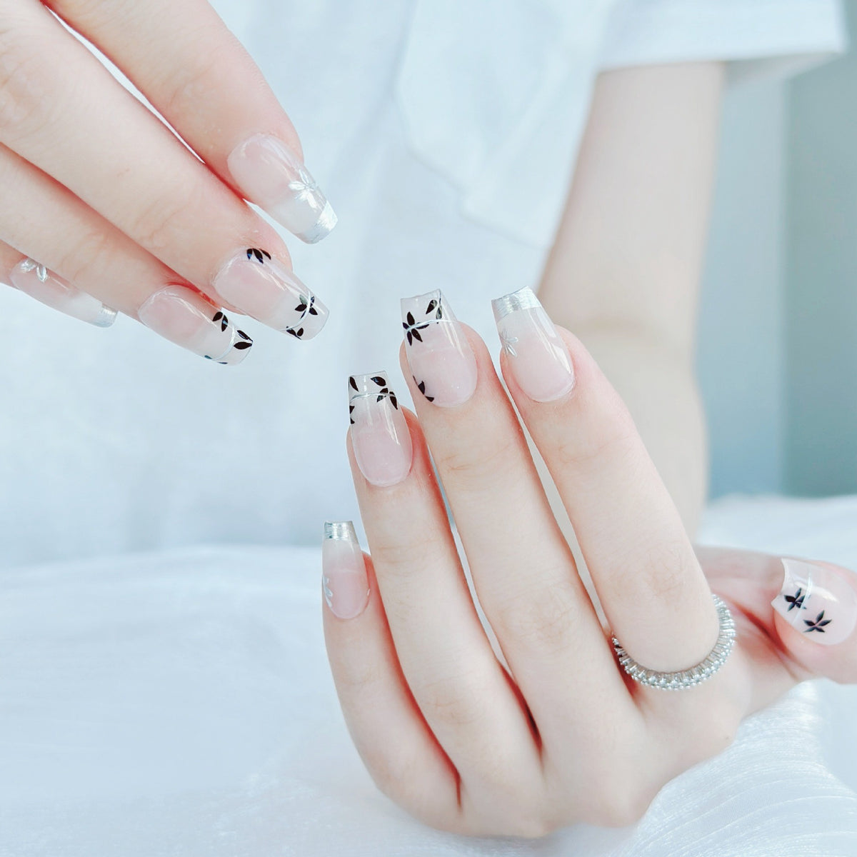 Künstlerisches Floral Press-On Nagelset mit glänzendem Finish
