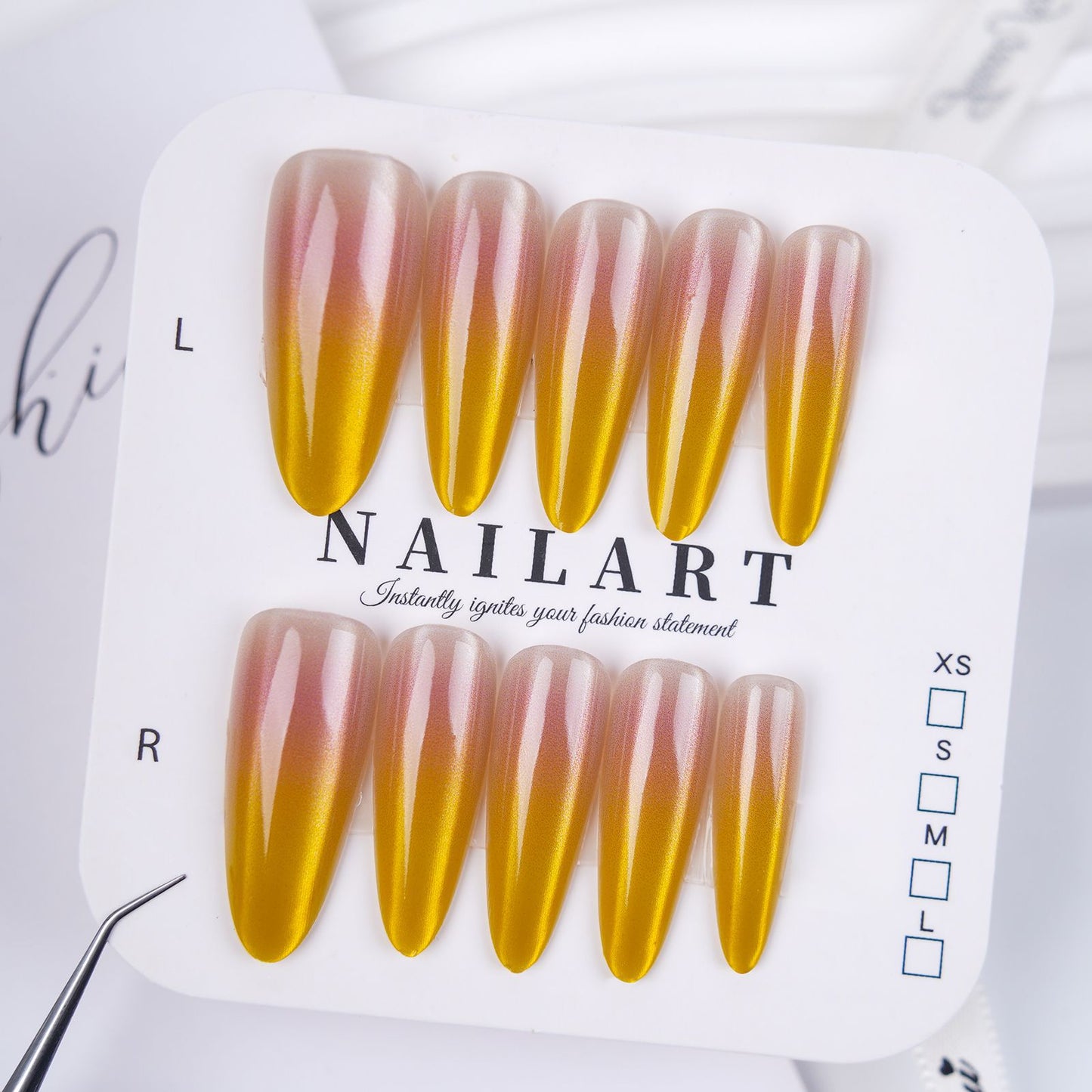 Künstlerisches Stiletto Press-On Nail Set mit floralen Verzierungen Brehn