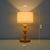 Stilvolle Tischlampe mit Holzfuß