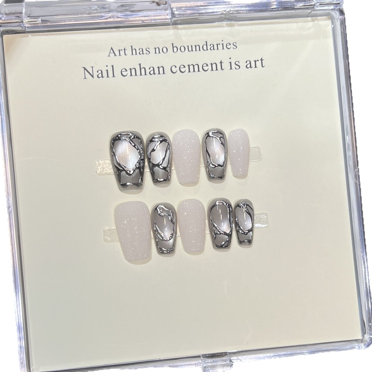 Elegantes Acryl Press-On Nagelkunstset mit metallischen Designelementen Brehn