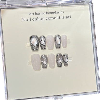 Elegantes Acryl Press-On Nagelkunstset mit metallischen Designelementen Brehn