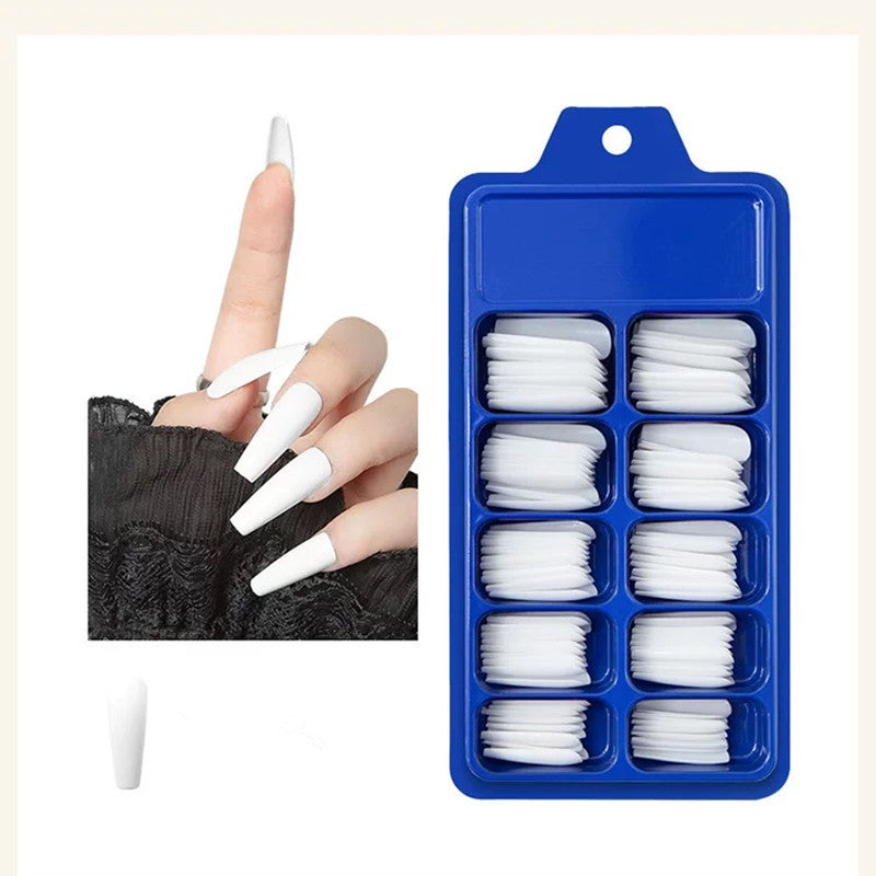 Kunstnägel mit langem French Tip Design Brehn