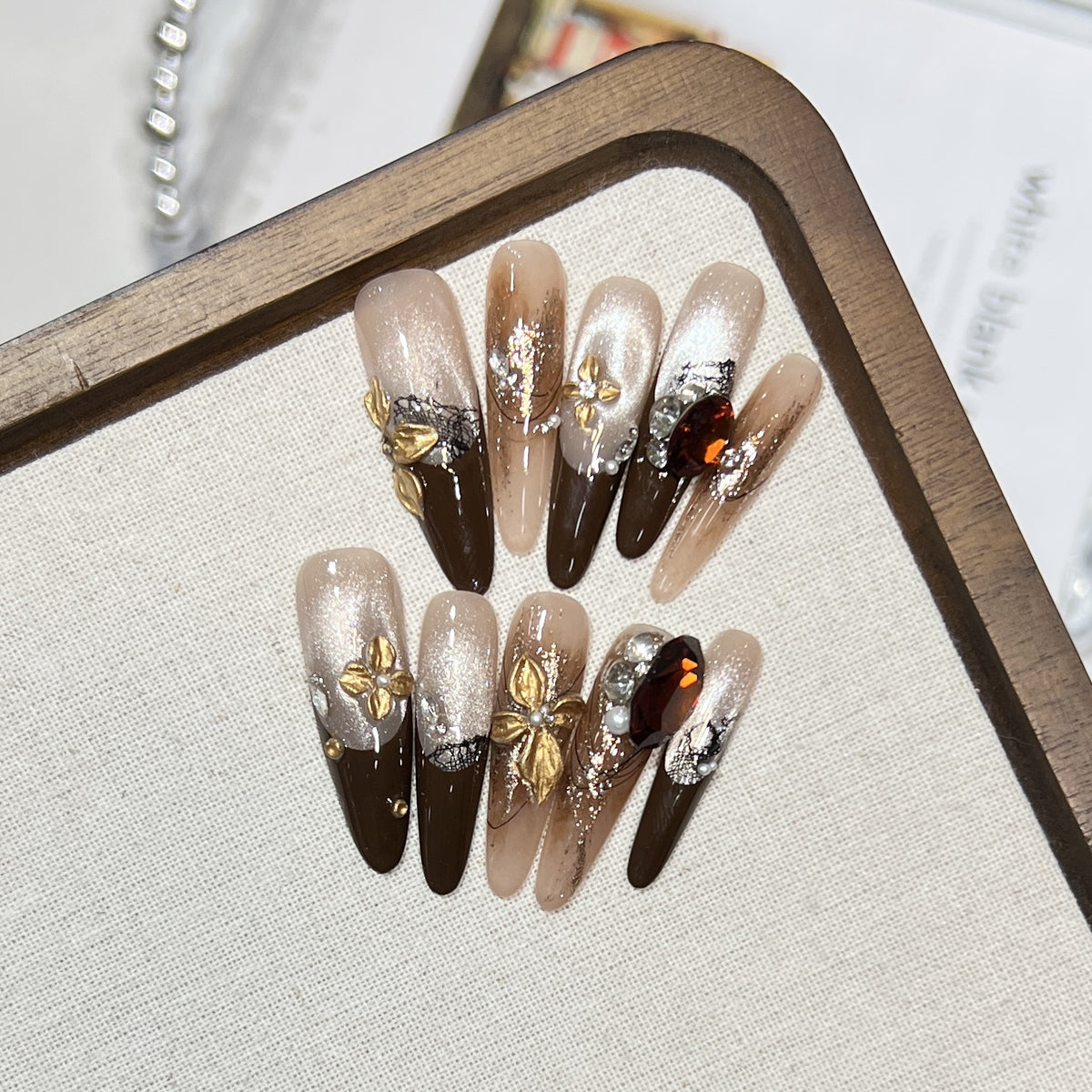 Elegantes Stiletto Press-On Nagelset mit glamourösen Verzierungen Brehn