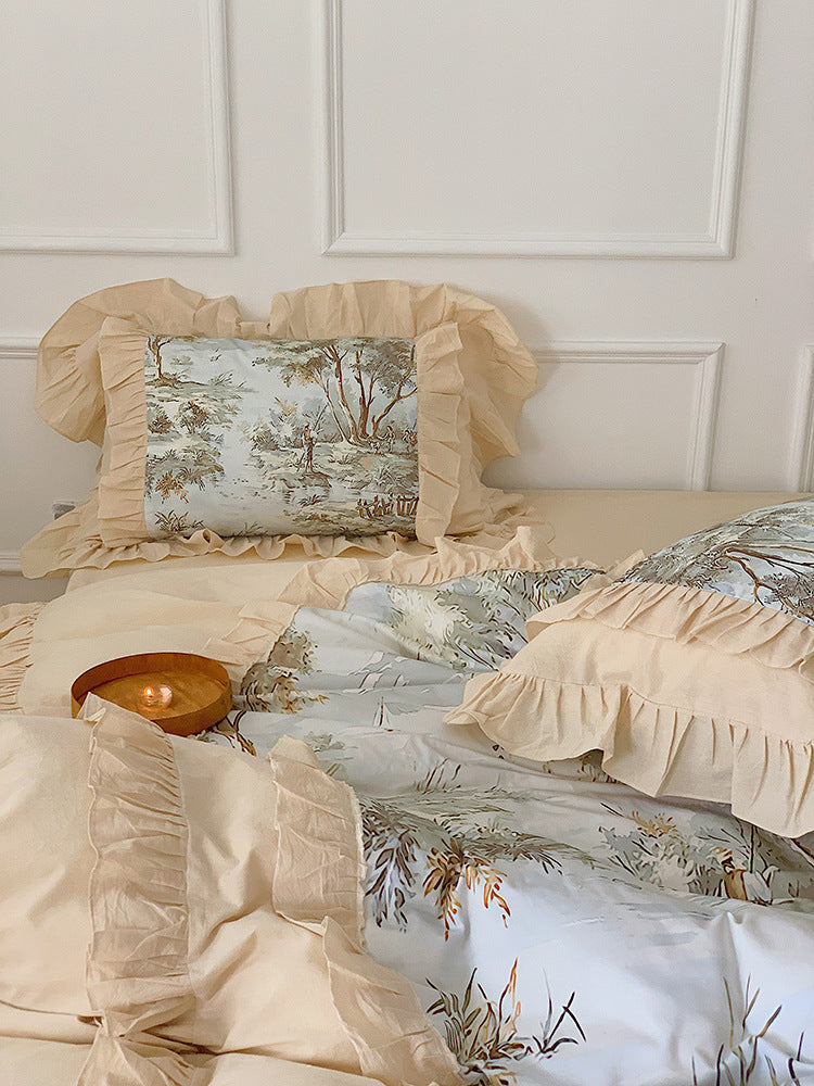 Romantische Bettgarnitur mit Musselin‑Optik, Volantkante und Toile‑Läufer