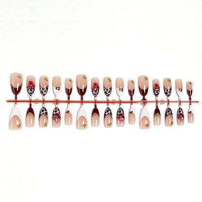 Kunstnagelset mit eleganten floralen Mustern und glamourösen Details Brehn